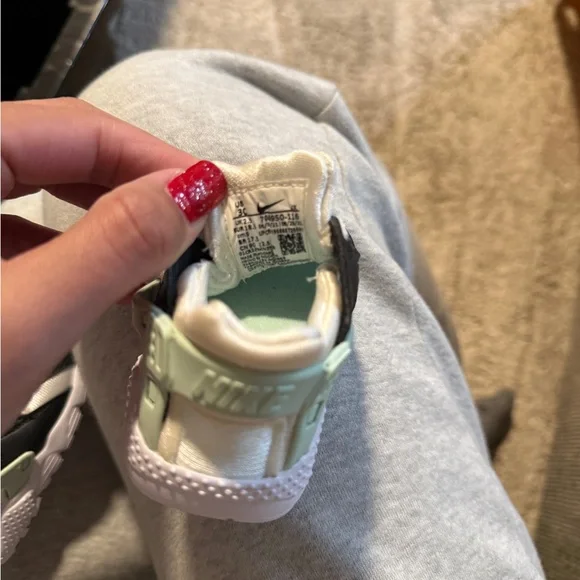 Nike Kids Black and Cream Sneakers - Picture 5 of 5